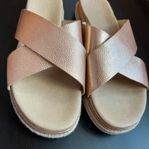 Vince Camuto- Rickert Sandal Warm Gold - 9